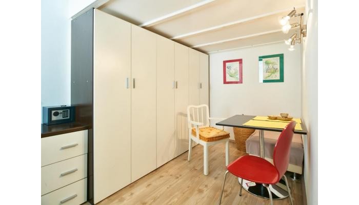 Apartment Green Wall poza 8